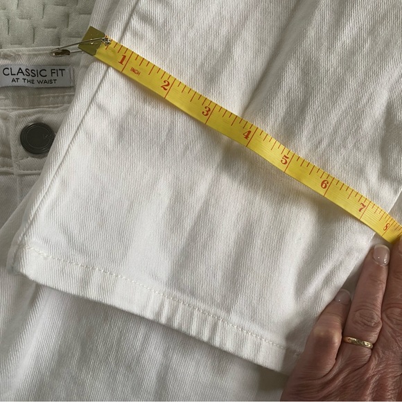 3/$30 EUC Lee classic white jeans - Picture 3 of 8